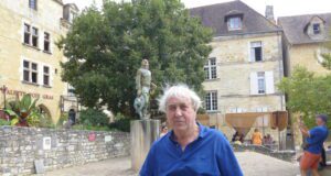 Cyrano séduit à Bergerac Bernard Saillol devant l'une des statues de Cyrano