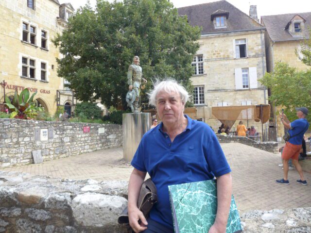 Bernard Saillol devant l'une des statues de Cyrano