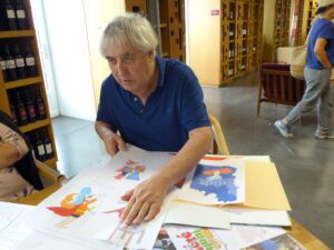 Bernard Saillol prépare ses personnages de Cyrano pour un futur livre