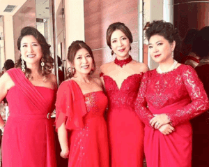 Les solistes en tenue pour un concert de Singing