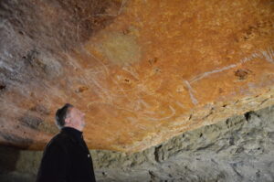 Un panneau de mammouths reproduit pour la grotte de Rouffignac
