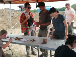 Les vestiges trouvés sur le chantier ont été présentés au public © H.C.