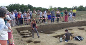L’agglomération gauloise de Blis se révèle petit à petit Lors de la visite des fouilles à la fin de la campagne d'été présentée par Juliette Hantrais