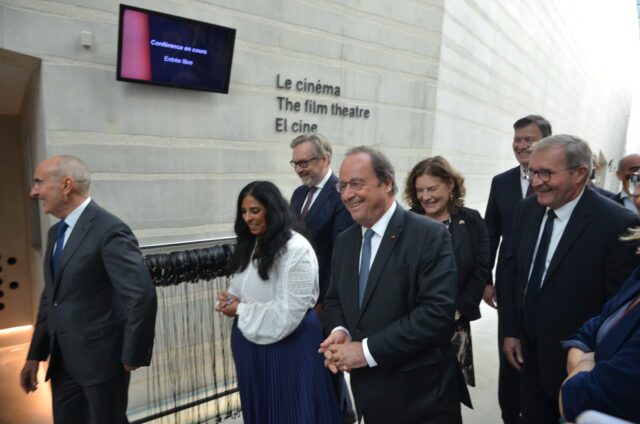 Un visiteur surprise François Hollande animant la visite avec ses bons mots Un visiteur surprise François Hollande animant la visite avec ses bons mots