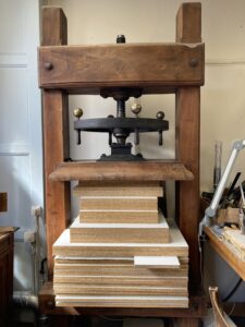 Une presse ancienne