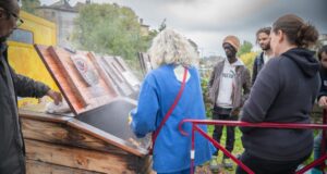 Des poubelles au compost et à la terre