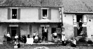 Tout un village dans une maison