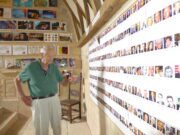 Les souvenirs d’un patron de la pub Le mur des souvenirs du publicitaire dans un escalier du château