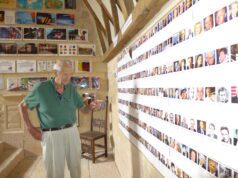 Les souvenirs d’un patron de la pub Le mur des souvenirs du publicitaire dans un escalier du château