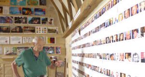 Les souvenirs d’un patron de la pub Le mur des souvenirs du publicitaire dans un escalier du château