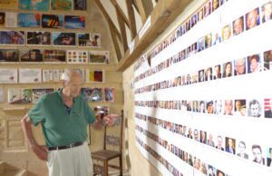 Les souvenirs d’un patron de la pub Le mur des souvenirs du publicitaire dans un escalier du château