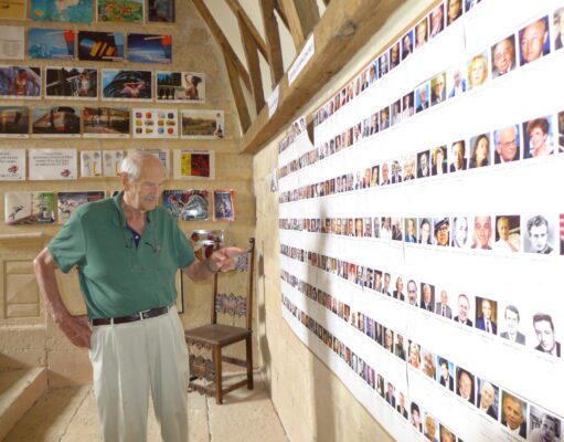 Les souvenirs d’un patron de la pub Le mur des souvenirs du publicitaire dans un escalier du château