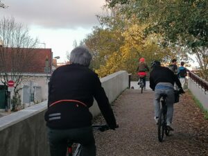 cyclistes dans les rues et les voies vertes là où elles existent
