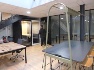 Des cabines insonorisées pour pouvoir s'isoler en coworking