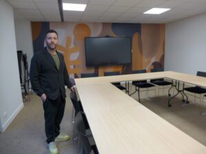 Une salle de réunion connectée d'une vingtaine de places