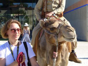 La conservatrice et un dromadaire pour l'animation des 20 ans du musée