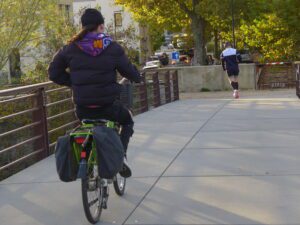 Les cyclistes empruntent les voies vertes qui pourraient être plus nombreuses