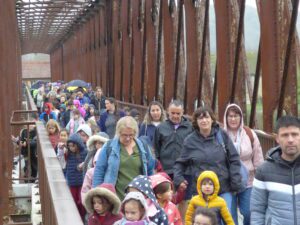 Suivi par les enfants des écoles et les marcheurs