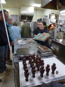 Des visiteurs curieux lors des portes ouvertes