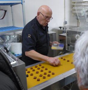 Hervé Robin à la machine à bonbons