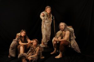 La famille Cro-Magnon reconstituée par Elisabeth Daynès pour Lascaux 3