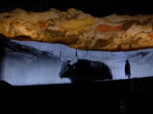 La salle des taureaux mise en scène avec des silhouettes animées
