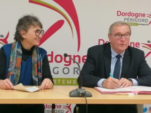 La signature du contrat par Germinal Peiro avec Sylvie Chevalier