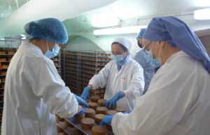 Le fromage du monastère distingué L'affinage des fromages est réalisé dans les caves près du monastère