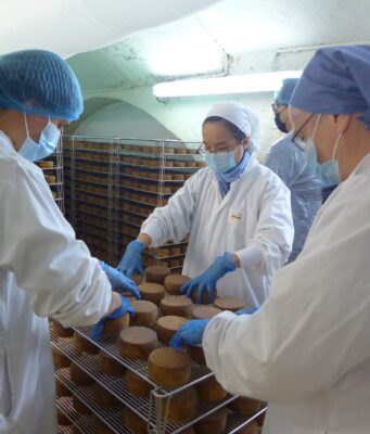 Le fromage du monastère distingué L'affinage des fromages est réalisé dans les caves près du monastère