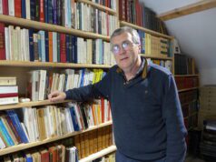 Un historien du Périgord Bernard Lachaise devant sa bibliothèque de Verteillac