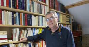 Un historien du Périgord Bernard Lachaise devant sa bibliothèque de Verteillac