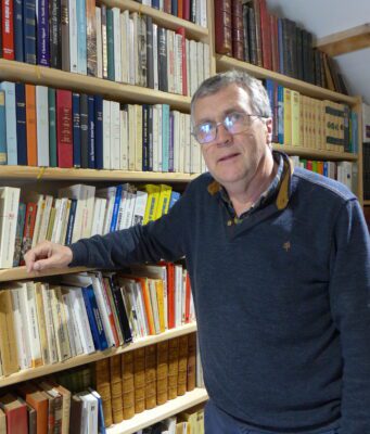 Un historien du Périgord Bernard Lachaise devant sa bibliothèque de Verteillac