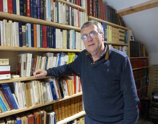 Un historien du Périgord Bernard Lachaise devant sa bibliothèque de Verteillac