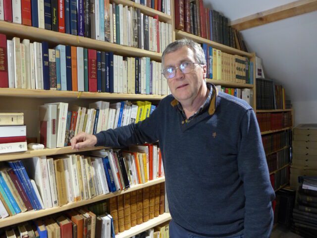Bernard Lachaise devant sa bibliothèque de Verteillac