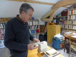 Il consacre sa retraite à des recherches et à l'écriture de livres