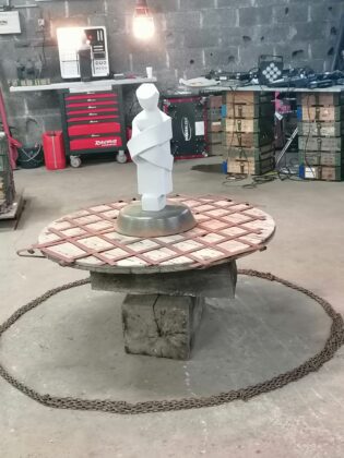 Ses formes humaines s'adaptent à tous les univers