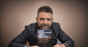 Directeur de la com le jour, romancier la nuit