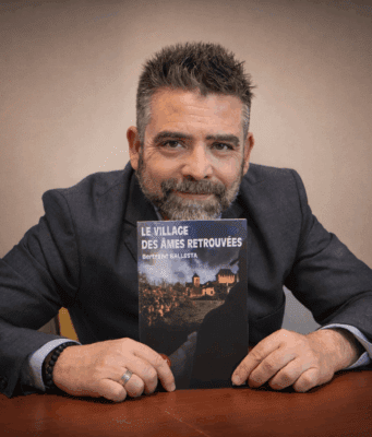 Directeur de la com le jour, romancier la nuit