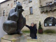 Le troubadour d’Expoésie La fameuse grenouille de la place Saint-Louis avec Hervé Brunaux qui prépare le 25e festival