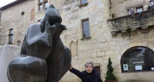 Le troubadour d’Expoésie La fameuse grenouille de la place Saint-Louis avec Hervé Brunaux qui prépare le 25e festival
