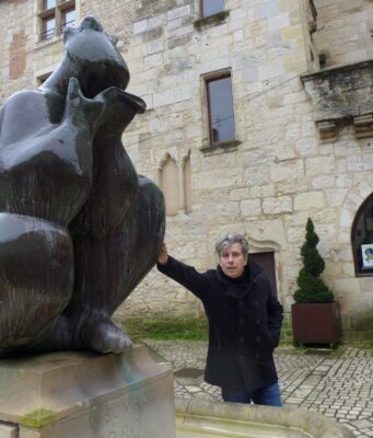 Le troubadour d’Expoésie La fameuse grenouille de la place Saint-Louis avec Hervé Brunaux qui prépare le 25e festival