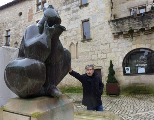 Le troubadour d’Expoésie La fameuse grenouille de la place Saint-Louis avec Hervé Brunaux qui prépare le 25e festival