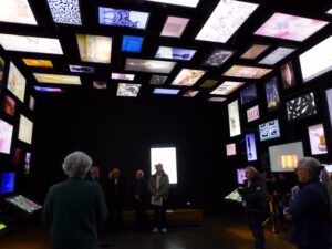 La salle de l'Imaginaire lien entre l'art de la Préhistoire et celui contemporain