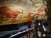 Lascaux : 21 000 ans… plus 10 ans ! Lascaux IV présente l'art de la grotte et l'explique sur des panneaux à regarder de très près