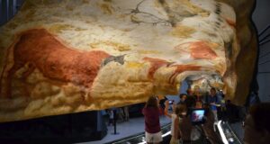 Lascaux : 21 000 ans… plus 10 ans ! Lascaux IV présente l'art de la grotte et l'explique sur des panneaux à regarder de très près