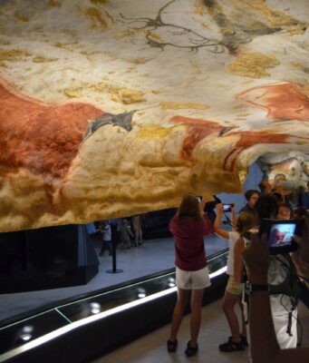 Lascaux : 21 000 ans… plus 10 ans ! Lascaux IV présente l'art de la grotte et l'explique sur des panneaux à regarder de très près