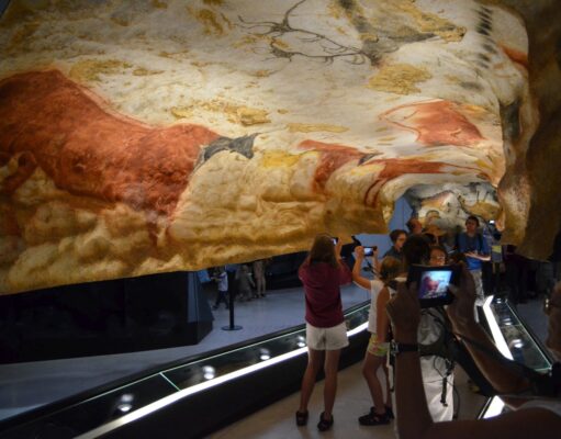 Lascaux : 21 000 ans… plus 10 ans ! Lascaux IV présente l'art de la grotte et l'explique sur des panneaux à regarder de très près