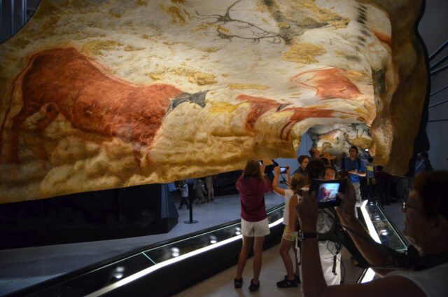 Lascaux IV présente l'art de la grotte et l'explique sur des panneaux à regarder de très près