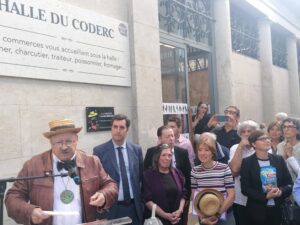 Lors-du-devoilemet-de-la-plaque-dediee-a-son-ami-Alain-Bernard-sur-le-marche-de-Perigueux-
