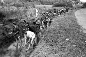 Un chantier dans les vallées de la Beune Archives départemetales